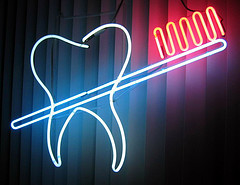 Dental neon sign photographed by Get Directly Down and licensed under Creative Commons